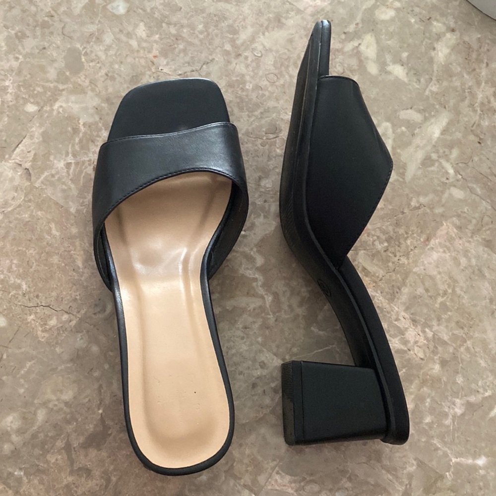 NEW WITHOUT TAGS sandal heel
